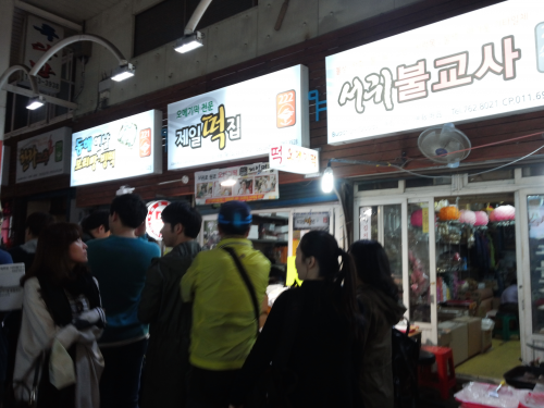 オメギ餅の店に行列