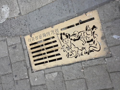 排水溝にもアートがあしらわれています