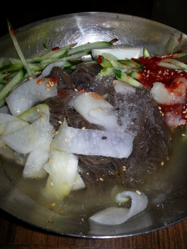 ユクスを入れたら後はタデギが均等になるまでひたすら混ぜます