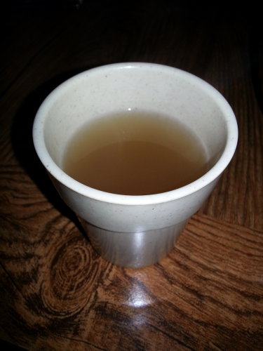 毎回2杯は確実にいただいていますｗ熱々ユクスと水はセルフです。(写真はないのですが)入り口のシルバータンクがユクスです。