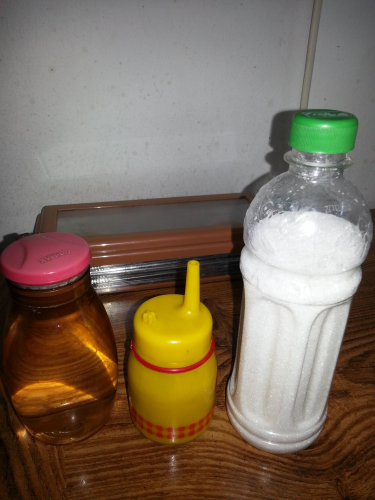 酢、からし、砂糖をお好みで！私、健康のために白砂糖摂取しない主義ですがここに来たらそんな決まりはどこへやら～この白砂糖がポイントです！ぜひ適量入れてみてください