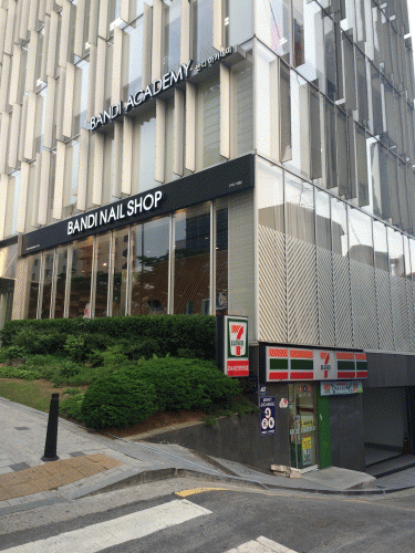 大通りに面したこのビルの角です。