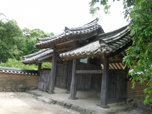 民族村から西へ11キロ