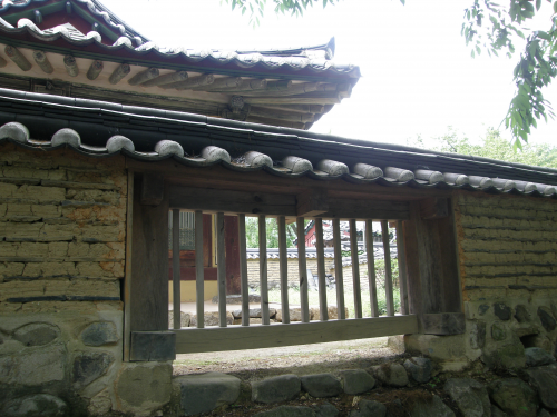 とてもきれいな川が流れていて建物から見えるように格子を使っている珍しい造りになっています