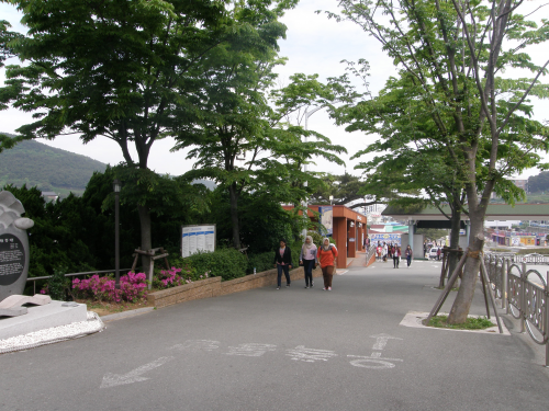 奥がゲート　中央にある茶色の建物がインフォメーションです