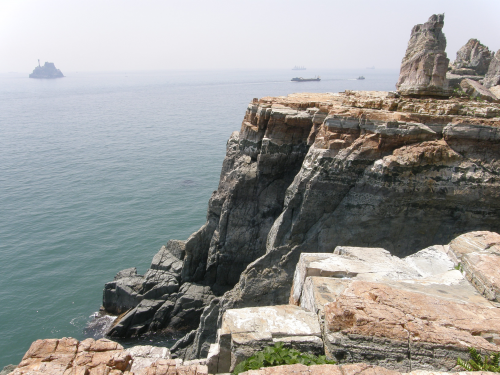 海際の岩場まで降りました。ほぼ崖です。