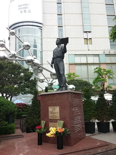 広場のカフェ前に位置