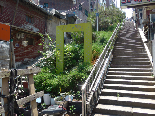 鉢植えがあったりと、住宅街の階段です。段はちょっと低く感じました。