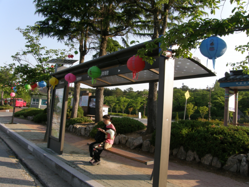 10番,11番,700番に乗ると、バスは駐車場に面した観光案内所のの横で降ります