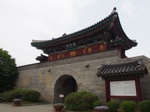 広城堡の入口とも言うべき按海楼。中には砲台がある。