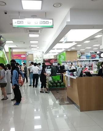 会社員風男女で盛況？