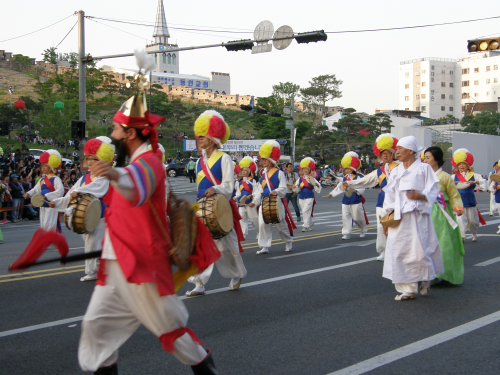 踊ってますね～。仁寺洞の広場でも見た団体です。