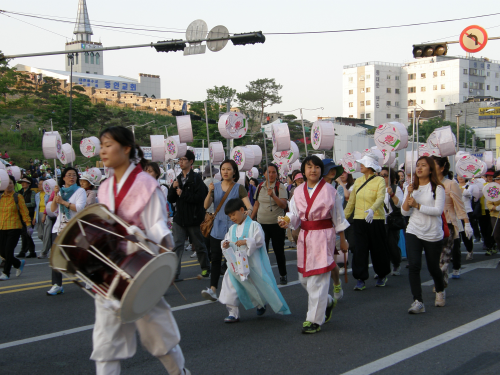 パレードは次から次へとつながっています