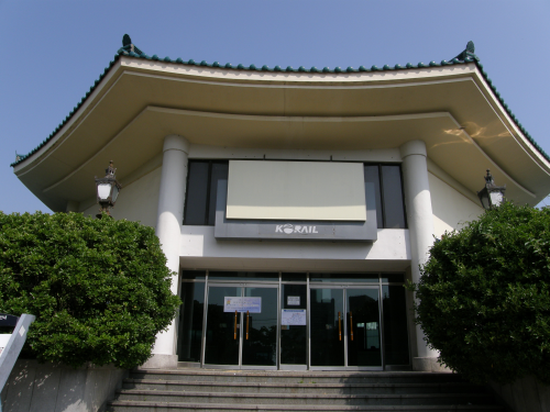 調べてみると、旧海雲台駅舎が韓国にある唯一の八角屋根を持つ駅舎ということでした