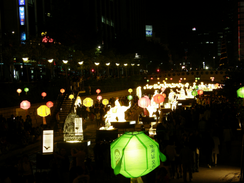 清渓川が燃灯祝祭でライトアップ