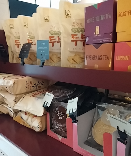 カウンターでは韓国製菓子類も販売