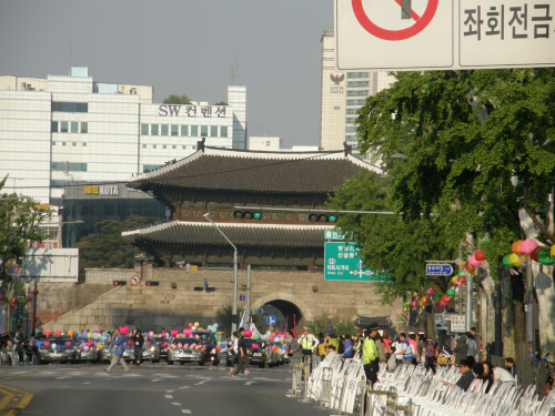 いよいよパレードが東大門からスタートします。その瞬間です！