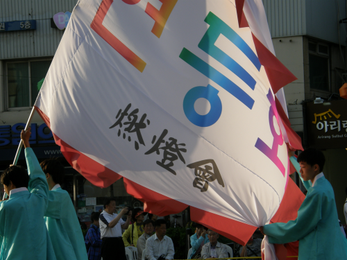 燃灯会という先頭の旗です