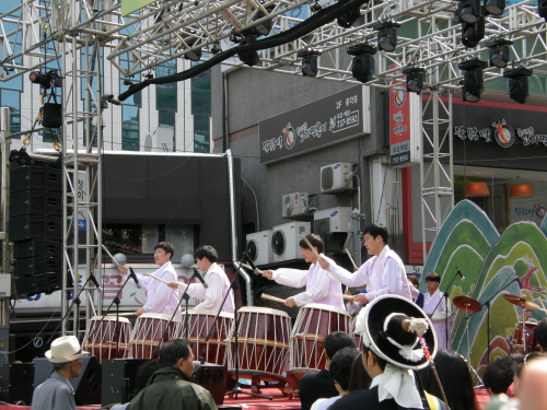 太鼓の演奏にすごい人だかりです