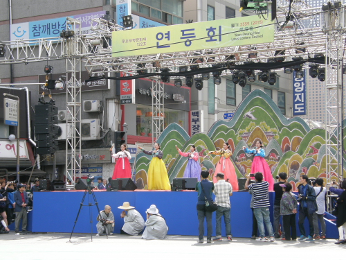 曹渓寺前通りのステージはものすごい人。。。