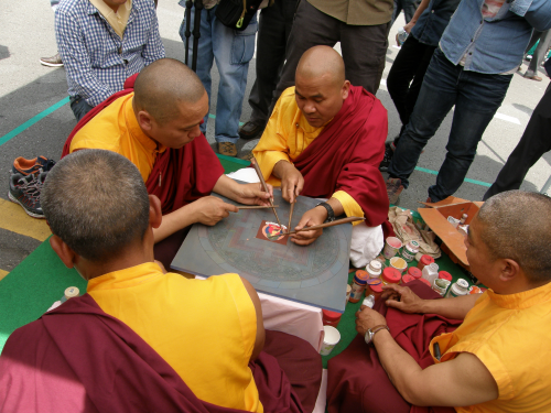 こちらは絵をみなさんで合作です