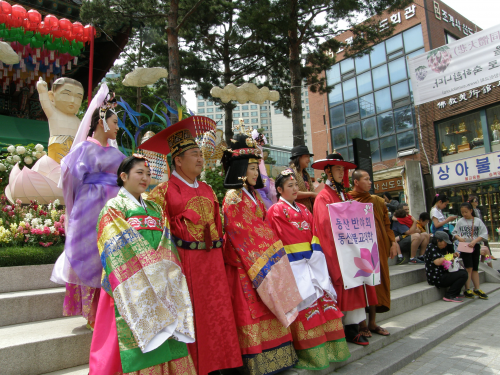 曹渓寺前でポーズ