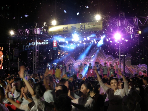 フィナーレはみんなが踊り、花吹雪が舞い散りました。すごいですね～～。