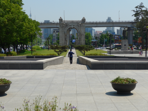 独立門の先にある広場から
