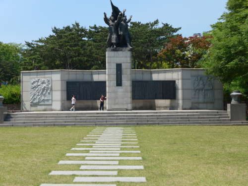 3.1独立宣言記念塔。子供たちの姿もチラホラ。