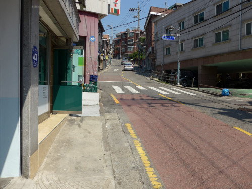 ちなみに階段の東側から行くと、このぐらいの坂道を20分ぐらい歩きます。