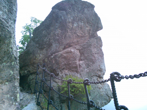 モアイ像みたいな岩