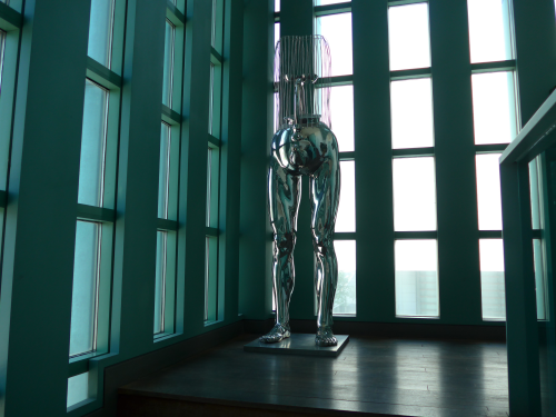 どうやら別の建物だったようです。階段には奇妙なオブジェがありました。