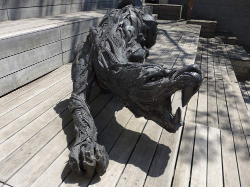 中庭のオブジェその2。こちらは、ネコ科の猛獣？なかなかの迫力です。