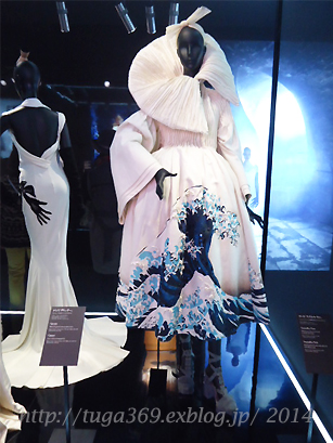 こんなドレスが展示してありました（北斎？）