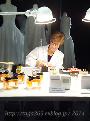 香水を箱詰め＆ラッピングするマダム。