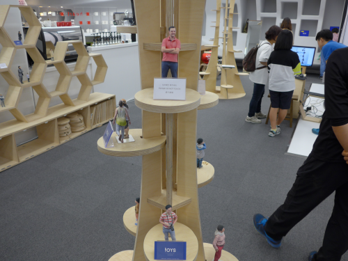 超リアルなフィギアが陳列されています。造形作家の個展？と思いきや…