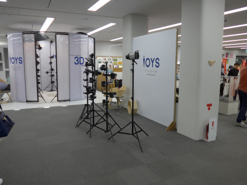 こちらが、撮影用のスタジオと機材のようです。すごい時代になりました…