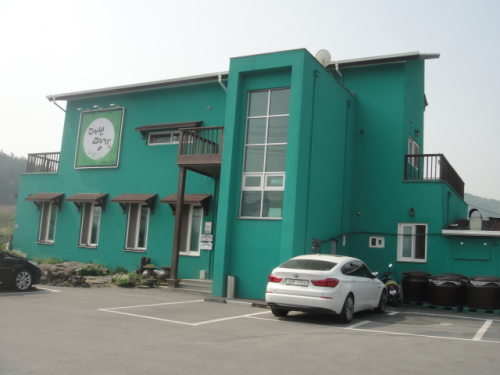 お店のコンセプトカラーであろう緑色で塗装された店舗外観