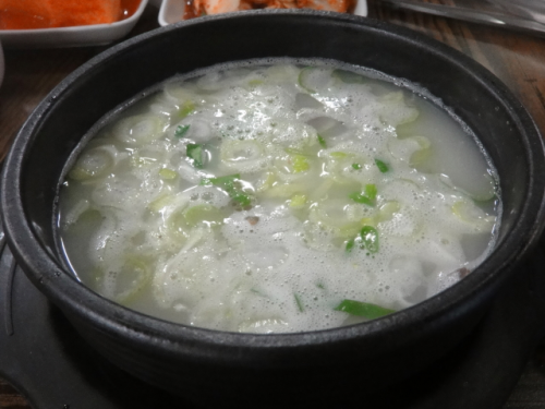 ソルロンタンらしい白濁色スープ