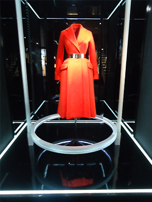 赤いコートドレス。