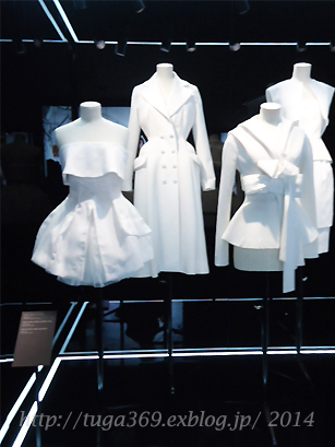 白いドレスたち。