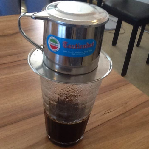 ベトナムコーヒー。普通は、砂糖、ミルク入っていますが、ブラックでお願いしてみました。見た目より、味が濃い。お湯を足していただきました。