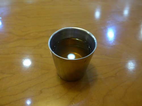 最初に出てきた飲み物は、お茶かと思いきや出汁でした。