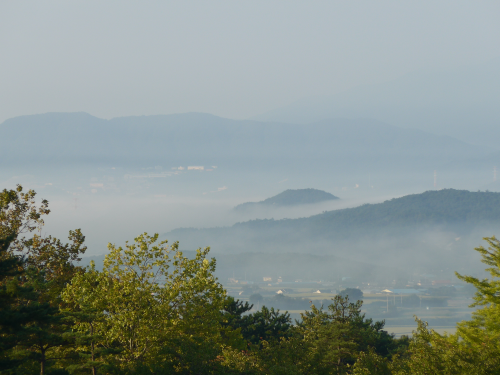 霧にかすむ市街が美しかったです。