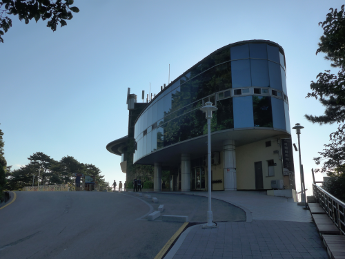 こちらは展望台です。朝なので店舗は閉まっていますが、展望台には入ることが出来ます。