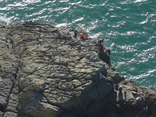 よく見ると、崖下の岩場に釣り人の姿が…