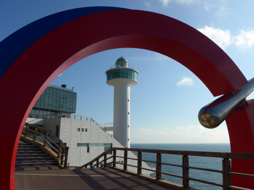 こちらは灯台の様子です。白が青空によく映える…