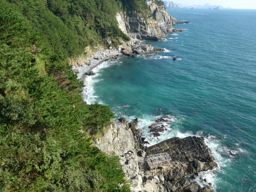 灯台から見た、チャガルマダン。泡立つ波の白さとエメラルドグリーンの海が目を惹きます。