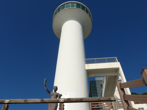 灯台の下には人魚像がありました。