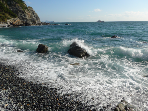 岩場を辿って、灯台の西側にあるチャガルマダンへ。波が小石を巻き込む音が心地よかったです。